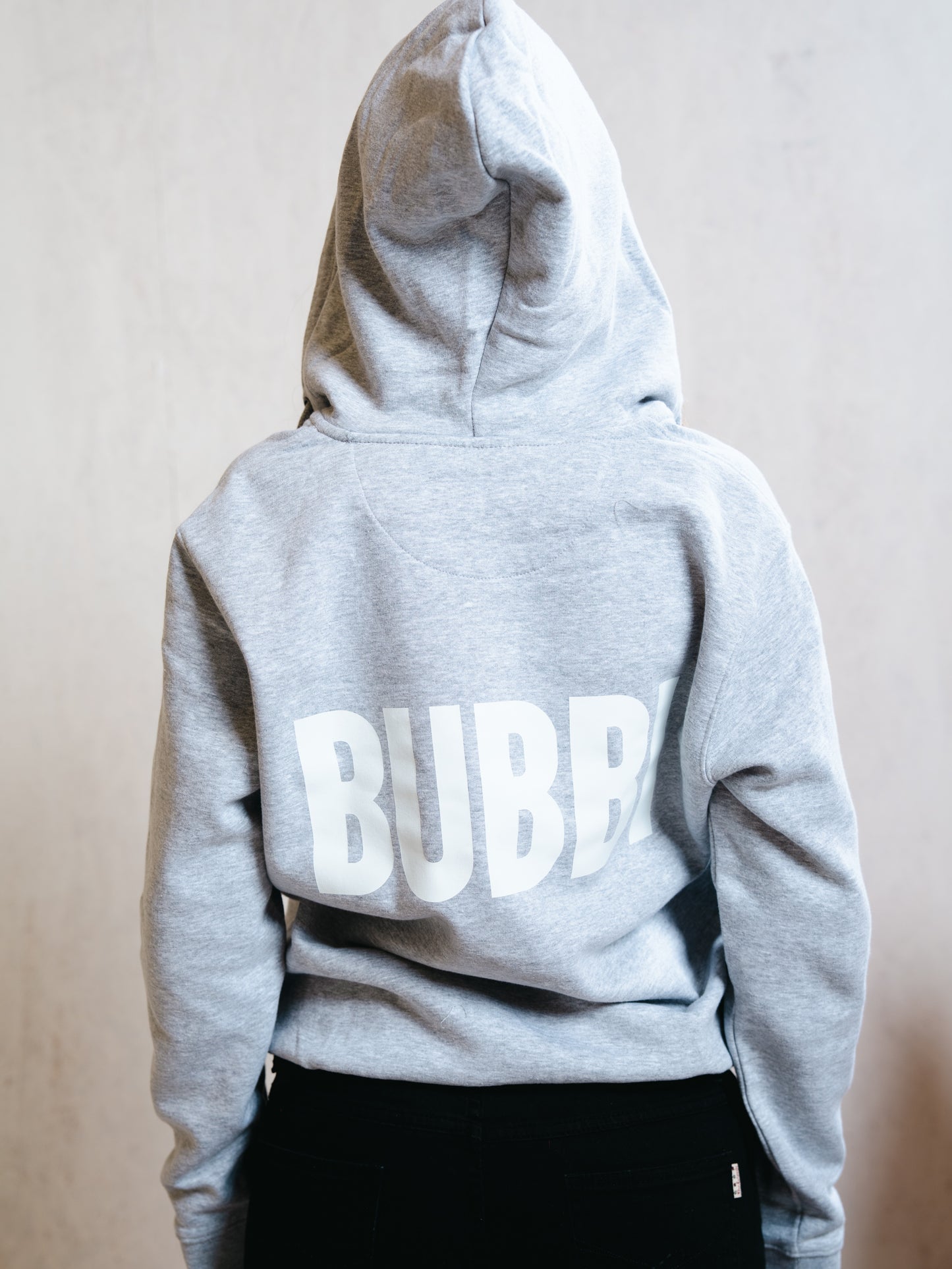 BUBBI – Rennd hettupeysa (Grá)